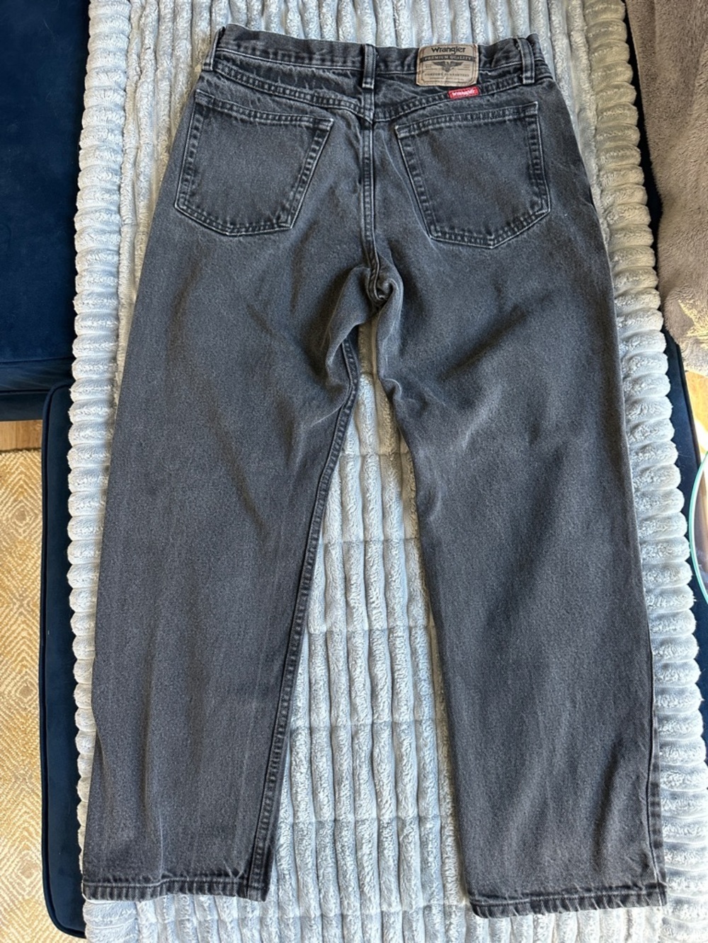 Wrangler Black and Red Logo Relaxed Fit Jeans Label Detail - Picture 10 of 11